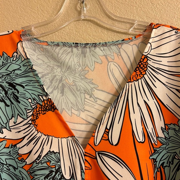 77. Ladies Floral Printed V-Neck and Half Sleeve Blouse.Size:S - Picture 4 of 13